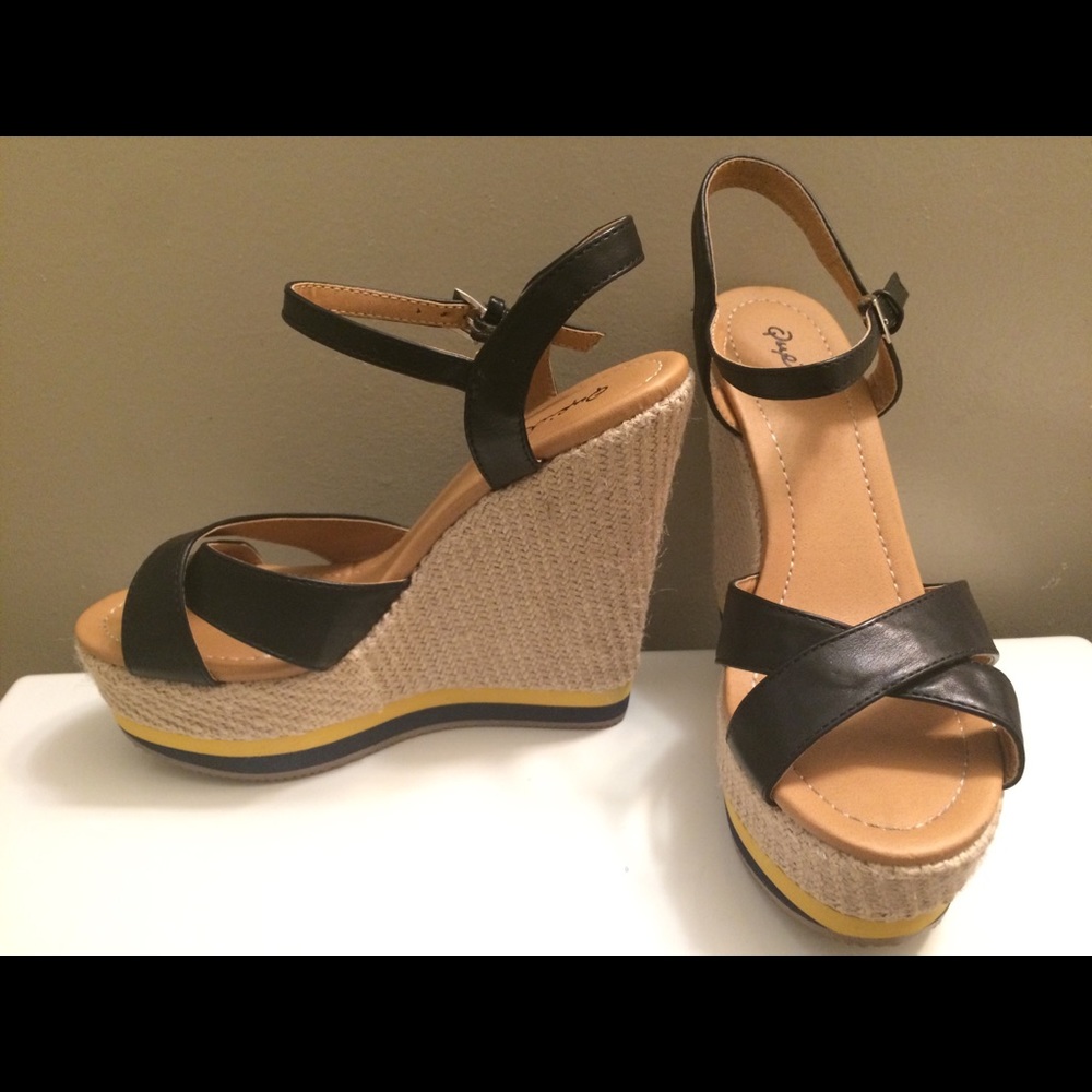 NEW  Qupid Brand Summer Wedge Sandals - Black